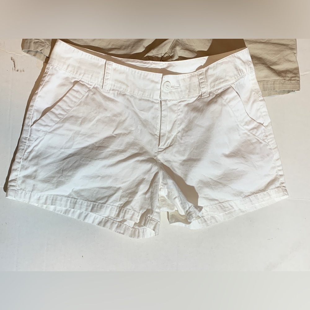 2 Pair Columbia Sportswear Women 8 Chino Soft Cotton Casual Shorts Khaki & White - Picture 2 of 6